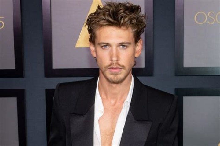 
Austin Butler Reveals His Date For the 2023 Golden Globes: His Sister Ashley 