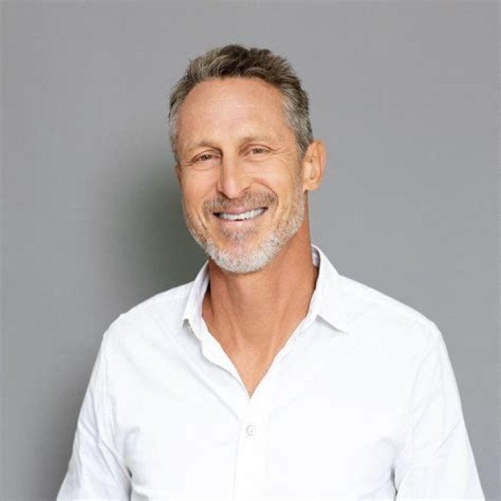 Dr. Mark Hyman Height, Weight, Net Worth, Age, Birthday, Wikipedia, Who, Nationality, Biography