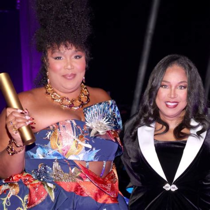 
Lizzo’s Mom Presents People’s Champion Award to Her at People’s Choice Awards: ‘So Proud of Her’ 