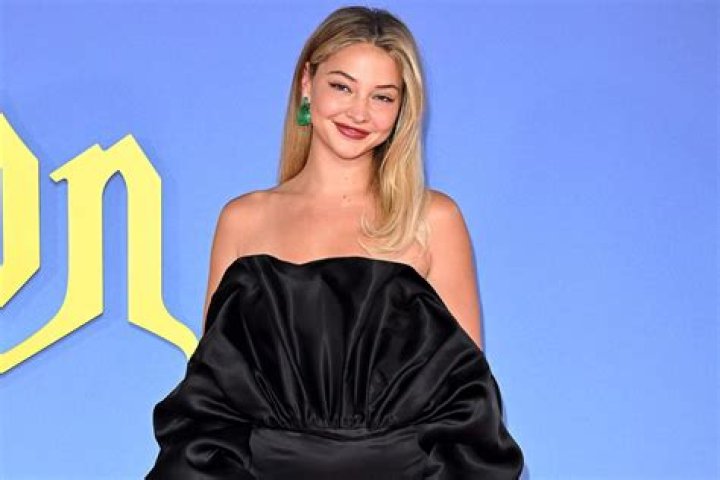 
Madelyn Cline Had a ‘Little Freak-Out’ When She Met Her Famous ‘Knives Out 2’ Costars 