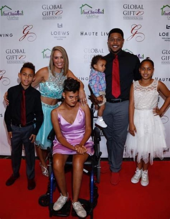 Pooch Hall is Married to Wife: Linda Hall. Kids.
